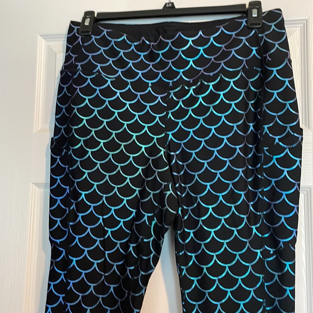 Black Mermaid-Scale Active Leggings with Teal Accent
